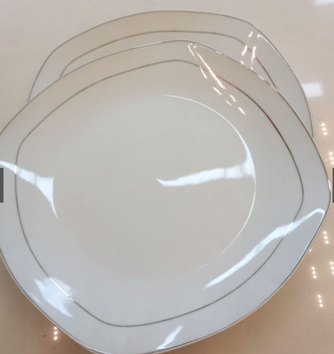 Piring keramik putih